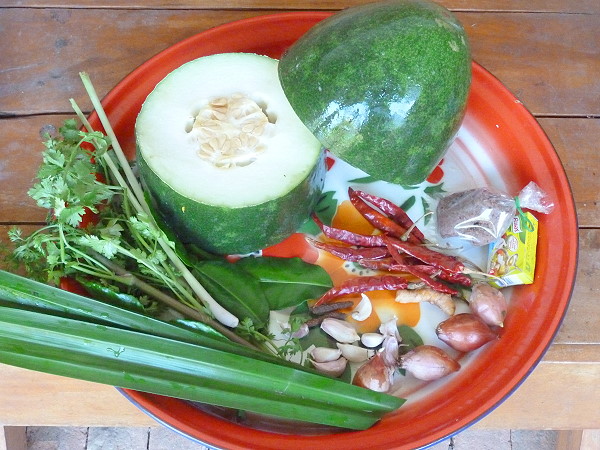kaeng fak khio - Curry mit Wintermelone und Hühnchen 